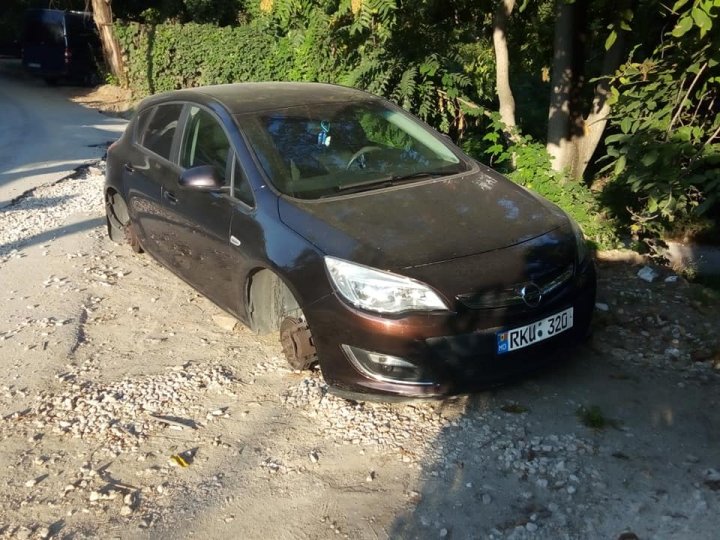 Ghinion pentru un şofer din Capitală. Şi-a parcat maşina în curtea casei... şi a rămas fără ROŢI (FOTO)