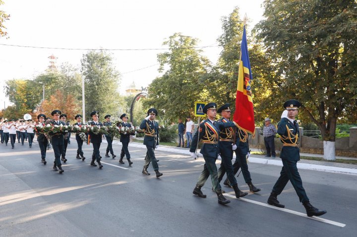 În zi de DOLIU, e SĂRBĂTOARE şi răsună muzica la Comrat 