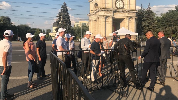 Flash-mob la concertul organizat de Igor Dodon. USB a transmis un mesaj unionist lui Serghei Şoigu