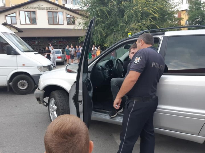 Accident grav pe strada Zadnipru din Capitală. Un tânăr a avariat cinci mașini (FOTO/VIDEO)