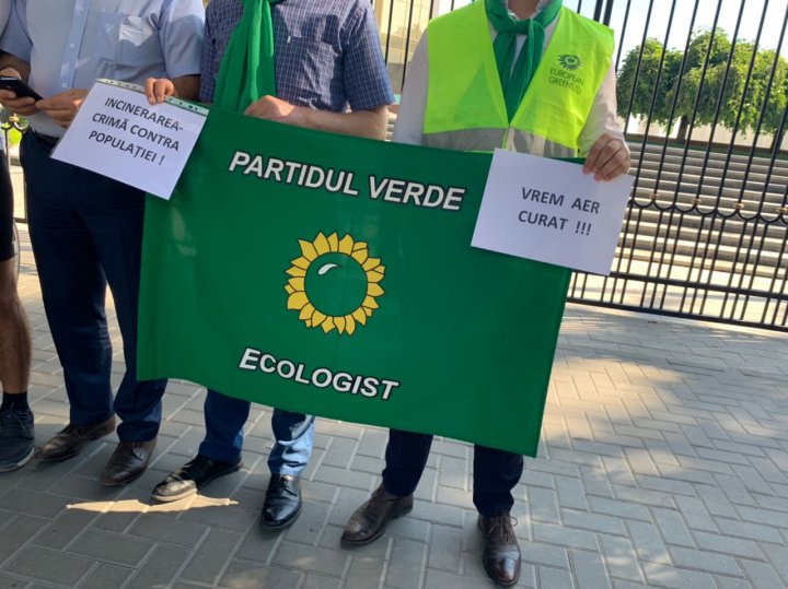 PROTEST LA PREŞEDINŢIE. Oamenii sunt împotriva arderii deșeurilor (FOTO)