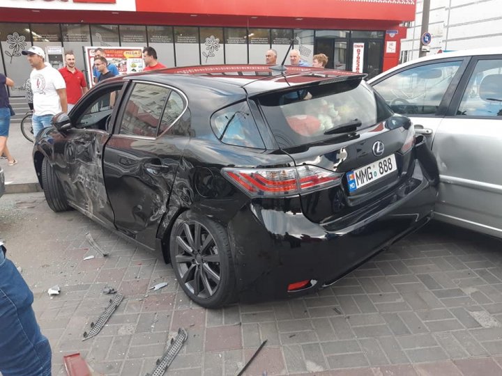 Accident grav pe strada Zadnipru din Capitală. Un tânăr a avariat cinci mașini (FOTO/VIDEO)