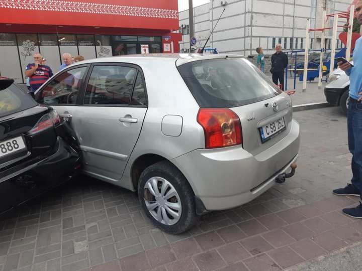 Accident grav pe strada Zadnipru din Capitală. Un tânăr a avariat cinci mașini (FOTO/VIDEO)