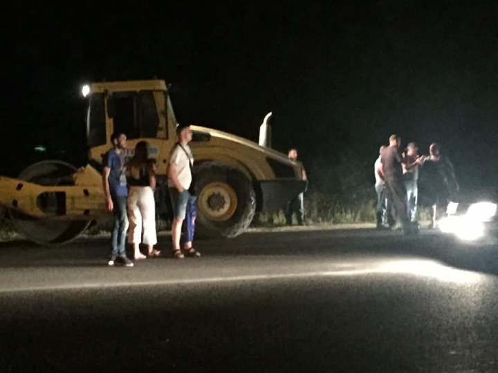 ACCIDENT GRAV cu VICTIME la intrarea în Trușeni. O maşină făcută zob, după ce s-a ciocnit cu un tractor (FOTO/VIDEO)