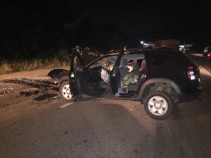 ACCIDENT GRAV cu VICTIME la intrarea în Trușeni. O maşină făcută zob, după ce s-a ciocnit cu un tractor (FOTO/VIDEO)