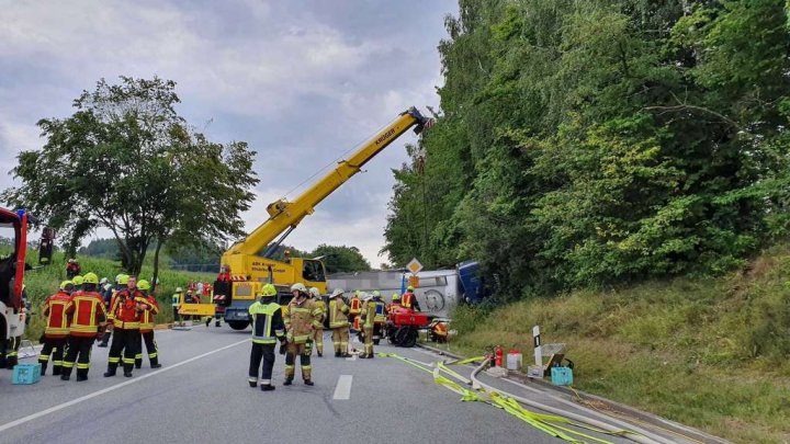 ACCIDENT de GROAZĂ. Un TIR de 40 de tone a căzut peste o Toyota, şoferul maşinii fiind strivit (IMAGINI CU IMPACT EMOŢIONAL)