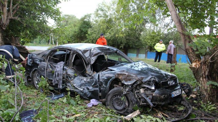 ACCIDENT GRAV în raionul Edineţ: Un tânăr mort şi mai mulţi răniţi (IMAGINI DE GROAZĂ)