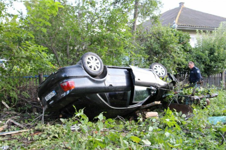 ACCIDENT GRAV în raionul Edineţ: Un tânăr mort şi mai mulţi răniţi (IMAGINI DE GROAZĂ)