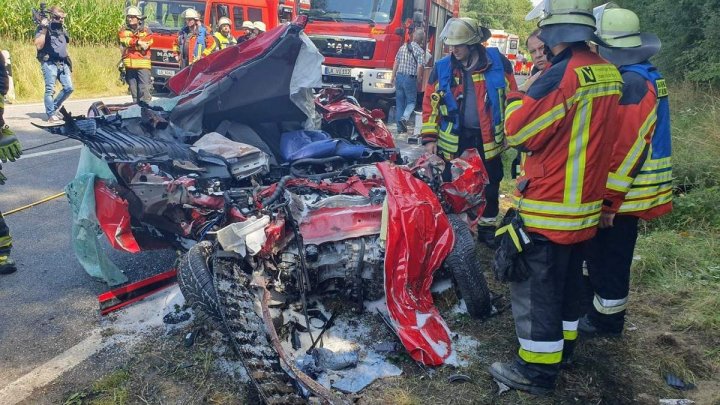 ACCIDENT de GROAZĂ. Un TIR de 40 de tone a căzut peste o Toyota, şoferul maşinii fiind strivit (IMAGINI CU IMPACT EMOŢIONAL)