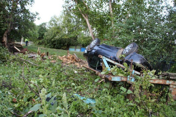 ACCIDENT GRAV în raionul Edineţ: Un tânăr mort şi mai mulţi răniţi (IMAGINI DE GROAZĂ)