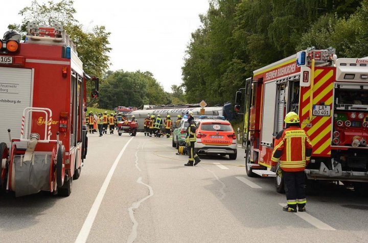 ACCIDENT de GROAZĂ. Un TIR de 40 de tone a căzut peste o Toyota, şoferul maşinii fiind strivit (IMAGINI CU IMPACT EMOŢIONAL)