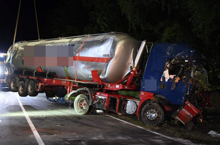 ACCIDENT de GROAZĂ. Un TIR de 40 de tone a căzut peste o Toyota, şoferul maşinii fiind strivit (IMAGINI CU IMPACT EMOŢIONAL)