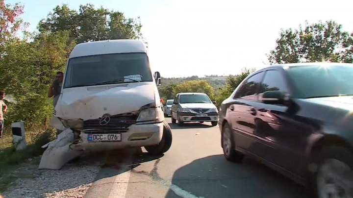 Accident violent pe Şoseaua Balcani. Un şofer a ajuns la spital