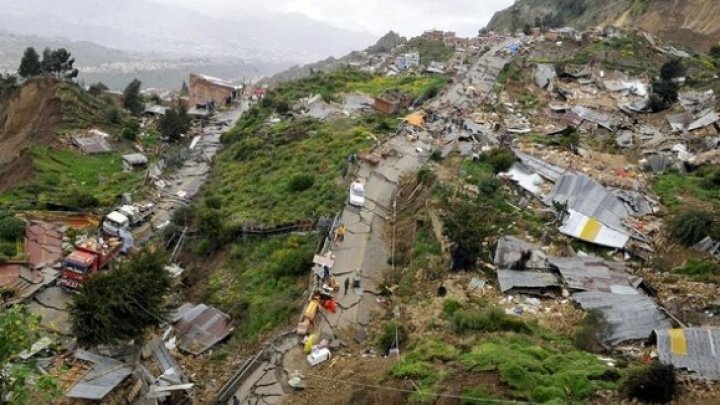 Patru morţi şi trei dispăruţi, în urma unei alunecări de teren în sud-vestul Chinei