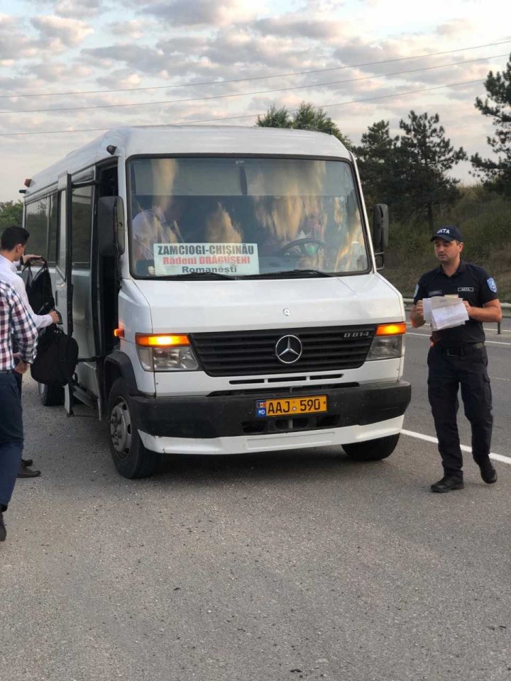 Verificări la transportatorii de pasageri: Toate microbuzele și autobuzele, trase pe dreapta (FOTO/VIDEO)