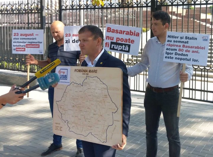 Valeriu Munteanu i-a dăruit lui Igor Dodon o hartă pe suport de lemn a României Mari (FOTO)