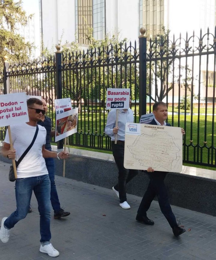 Valeriu Munteanu i-a dăruit lui Igor Dodon o hartă pe suport de lemn a României Mari (FOTO)