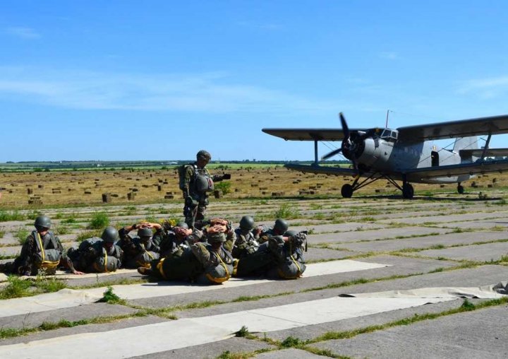 Militarii Armatei Naţionale au executat salturi de antrenament la Regimentul de aviaţie (FOTO)