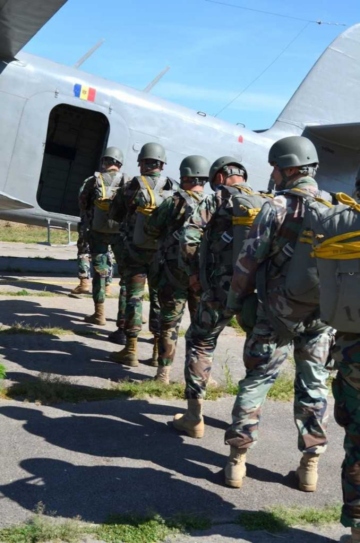 Militarii Armatei Naţionale au executat salturi de antrenament la Regimentul de aviaţie (FOTO)