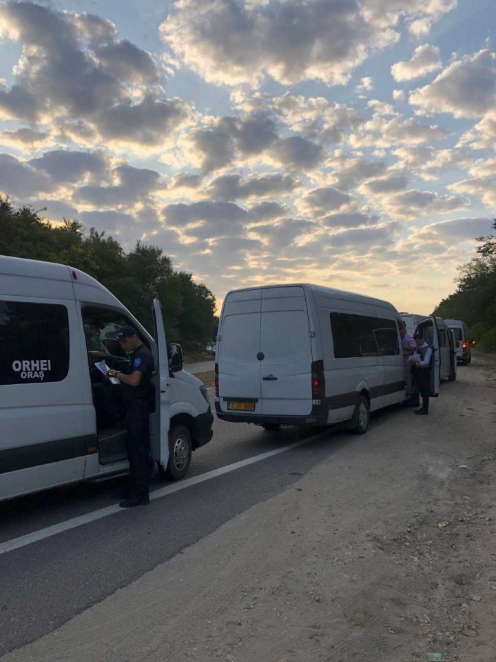 Verificări la transportatorii de pasageri: Toate microbuzele și autobuzele, trase pe dreapta (FOTO/VIDEO)