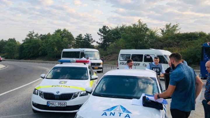 Verificări la transportatorii de pasageri: Toate microbuzele și autobuzele, trase pe dreapta (FOTO/VIDEO)