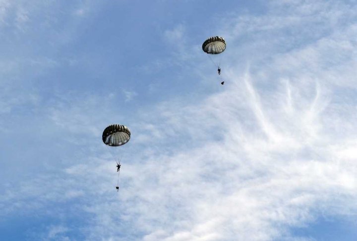 Militarii Armatei Naţionale au executat salturi de antrenament la Regimentul de aviaţie (FOTO)