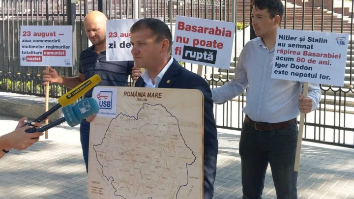 Valeriu Munteanu i-a dăruit lui Igor Dodon o hartă pe suport de lemn a României Mari (FOTO)