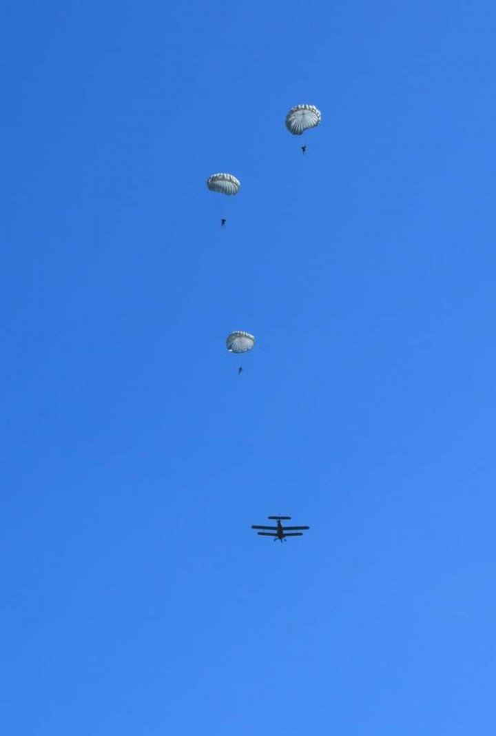 Militarii Armatei Naţionale au executat salturi de antrenament la Regimentul de aviaţie (FOTO)