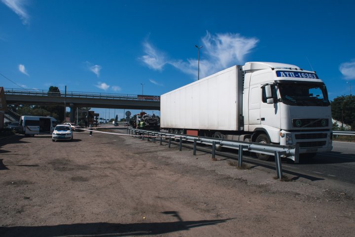 ACCIDENT FATAL în apropiere de Kiev: O mașină cu MOLDOVENI a ajuns sub un TIR. Sunt victime (VIDEO)