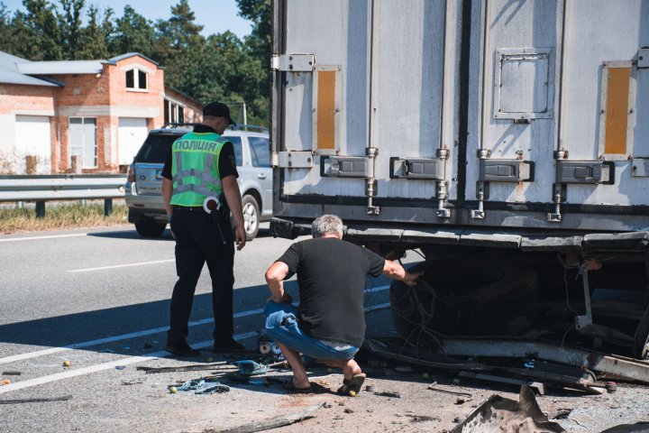 ACCIDENT FATAL în apropiere de Kiev: O mașină cu MOLDOVENI a ajuns sub un TIR. Sunt victime (VIDEO)