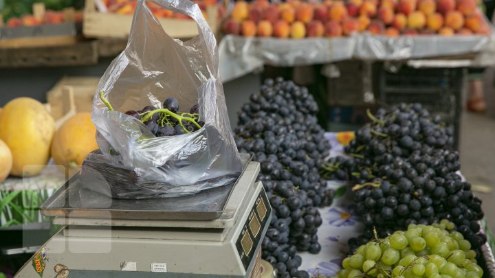 Îţi lasă gura apă. Primii struguri autohtoni, deja în vanzare. Cât costă un kilogram de poamă (FOTOREPORT)