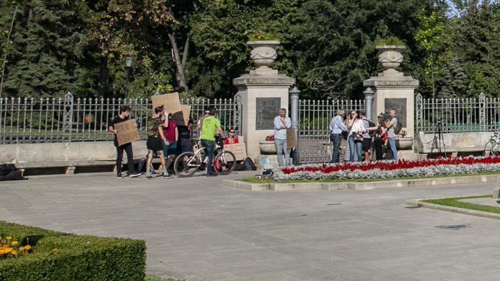 Protest de Ziua Independenței la Monumentul lui Ștefan cel Mare: Nu sunt mulţumiţi de actuala guvernare (FOTO, VIDEO)