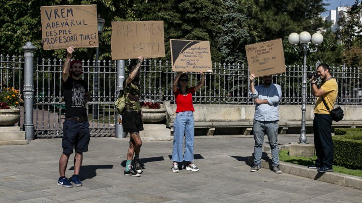 Protest de Ziua Independenței la Monumentul lui Ștefan cel Mare: Nu sunt mulţumiţi de actuala guvernare (FOTO, VIDEO)