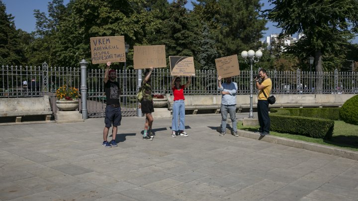 Protest de Ziua Independenței la Monumentul lui Ștefan cel Mare: Nu sunt mulţumiţi de actuala guvernare (FOTO, VIDEO)