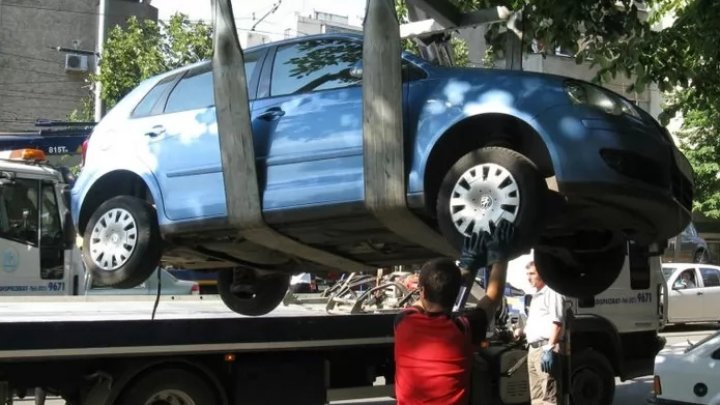 Parcarea ILEGALĂ, taxată dur în Bucureşti. Cât îi va costa pe şoferi să-şi recupereze maşina ridicată de municipalitate