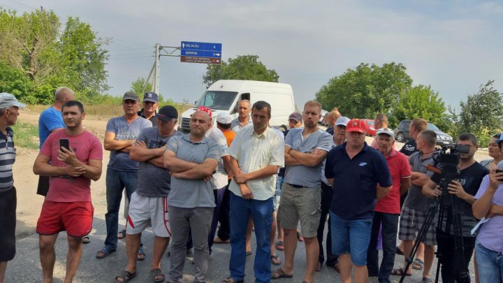 DRUM BLOCAT LA ANENII NOI! Oamenii din mai multe sate au ieşit la protest, fiind nemulţumiţi de starea drumurilor din localitate