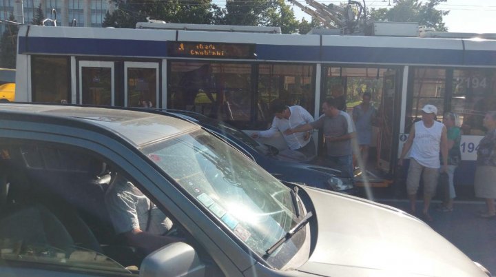 ACCIDENT ÎN PMAN. O mașină s-a tamponat violent cu un troleibuz (FOTO)