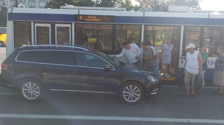 ACCIDENT ÎN PMAN. O mașină s-a tamponat violent cu un troleibuz (FOTO)