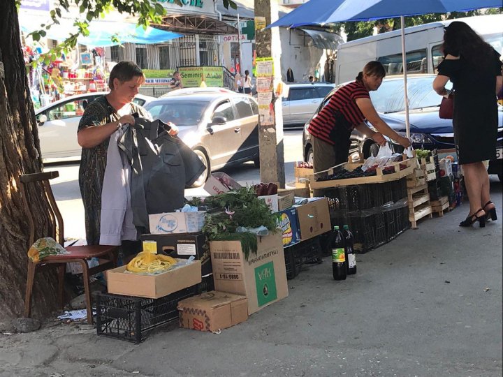 În centrul Capitalei se vinde salam călit la aproape 40 de grade, cu doar 20 de lei (FOTO)