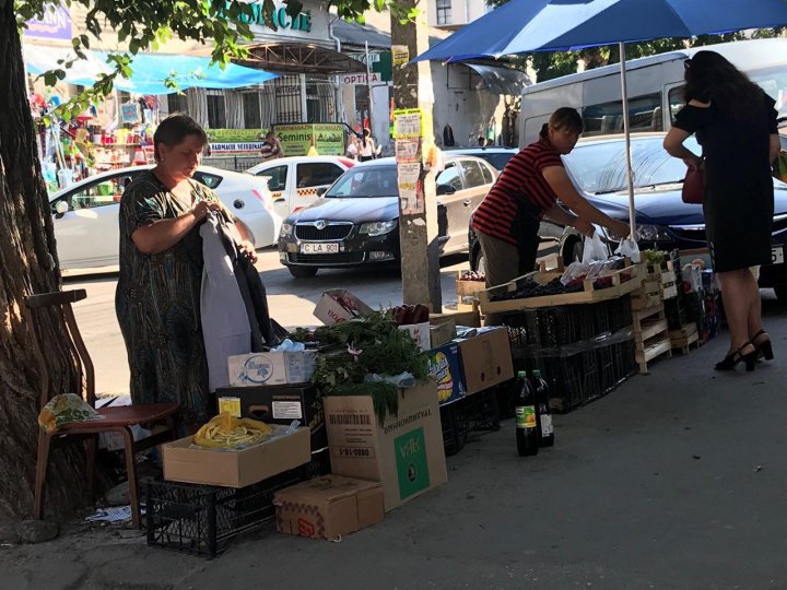 În centrul Capitalei se vinde salam călit la aproape 40 de grade, cu doar 20 de lei (FOTO)