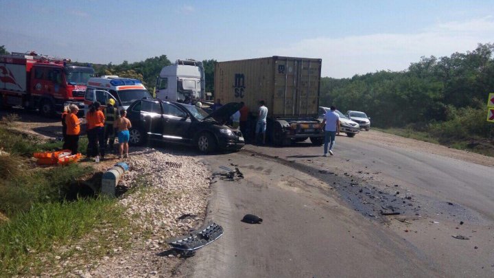 Accident grav în satul Troiţa Nouă. Un automobil în care se aflau 3 copii minori, făcut zob (FOTO)