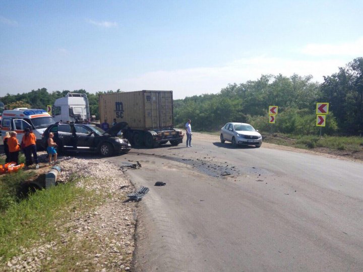 Accident grav în satul Troiţa Nouă. Un automobil în care se aflau 3 copii minori, făcut zob (FOTO)