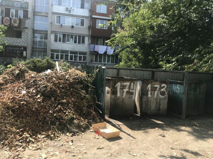 Tomberoane goale şi mormane de gunoi alături. Ce spun locuitorii oraşului Rîşcani (FOTO)