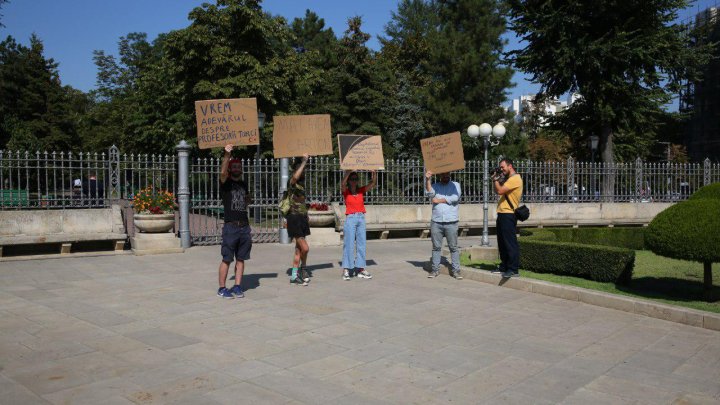 Protest de Ziua Independenței la Monumentul lui Ștefan cel Mare: Nu sunt mulţumiţi de actuala guvernare (FOTO, VIDEO)