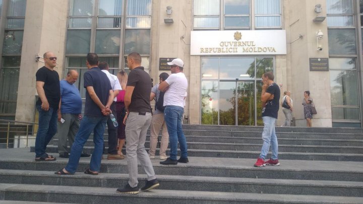 Protest la Guvern. Clienţii Moldova Agroindbank cer INVESTIGAREA mai eficientă a cazului 