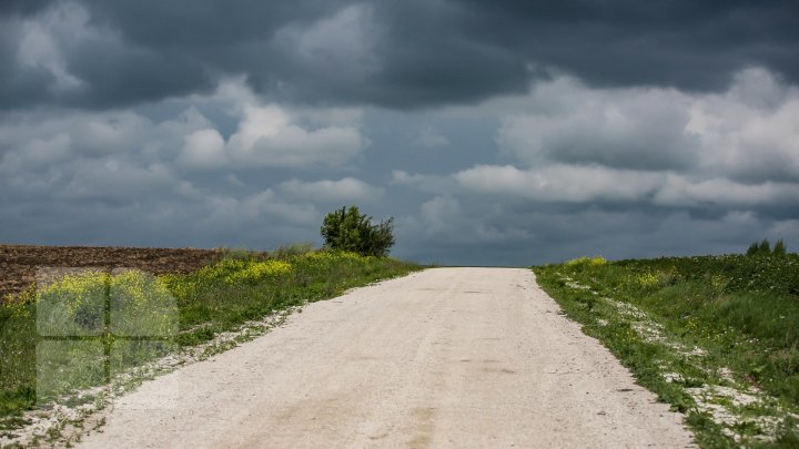 VREMEA DE WEEKEND. Ploi puternice însoţite de vânt şi grindină în toată ţara