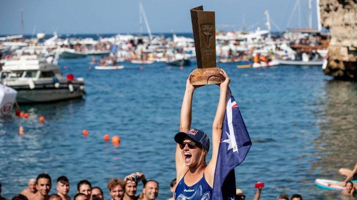 CAMPIONII LA CLIFF DIVING. Rhiannan Iffland a triumfat la etapa din Bosnia