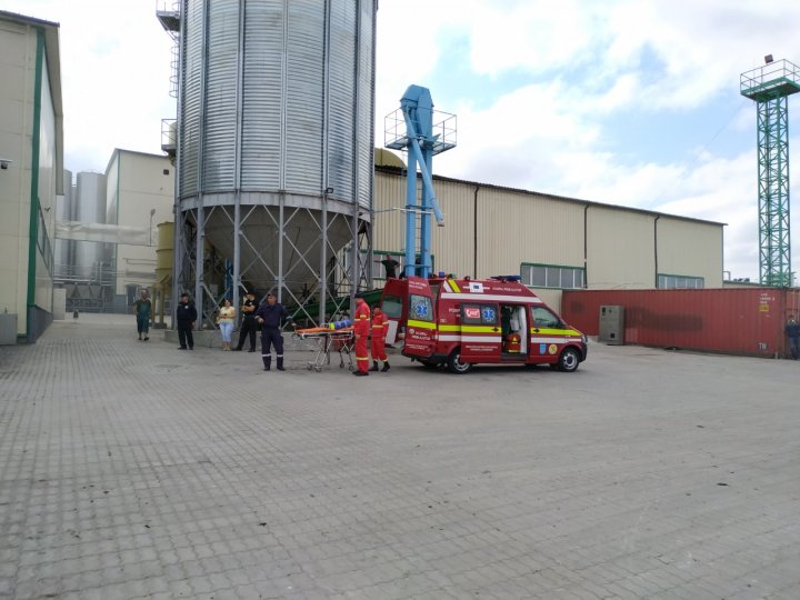 INCENDIU la o fabrică din Edineț. Două echipaje de slavatori, la faţa locului (FOTO)