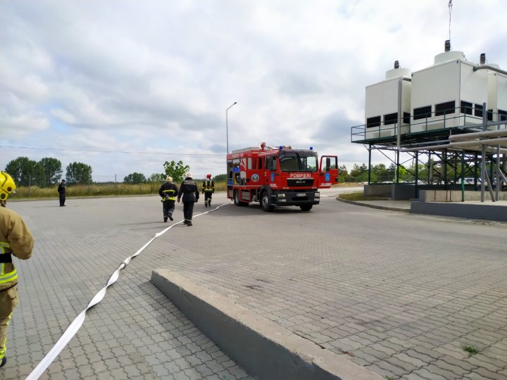 INCENDIU la o fabrică din Edineț. Două echipaje de slavatori, la faţa locului (FOTO)