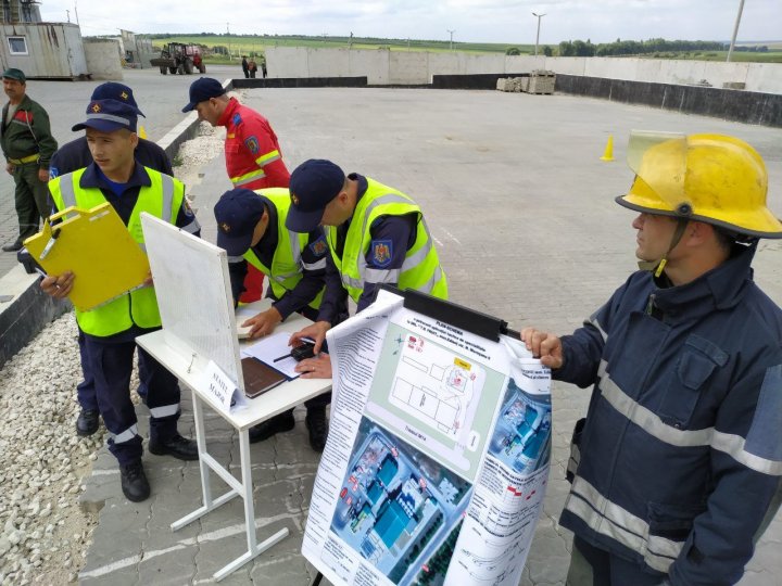 INCENDIU la o fabrică din Edineț. Două echipaje de slavatori, la faţa locului (FOTO)